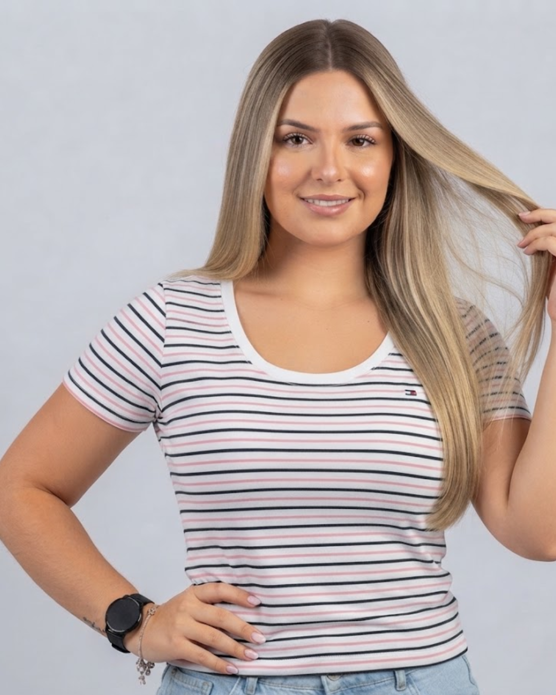 Blusa Tommy Hilfiger color blanco rayas azules y rosadas