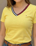 Blusa Tommy Hilfiger color amarillo cuello icónico