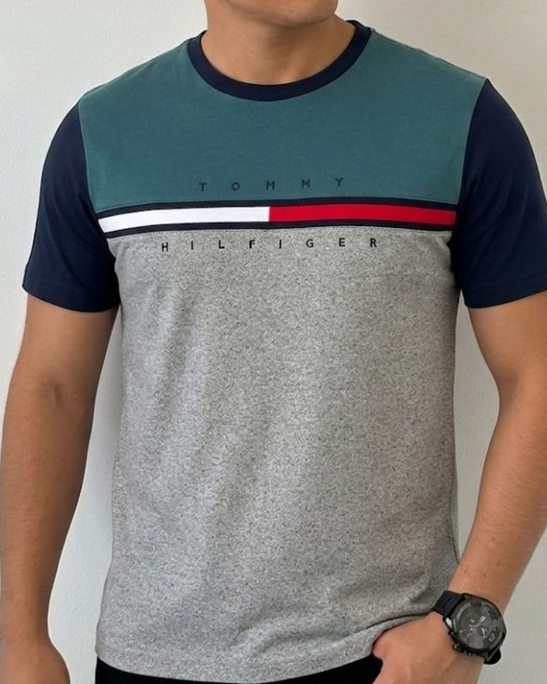 Camiseta Tommy Hilfiger con logo de bandera y bloques de color