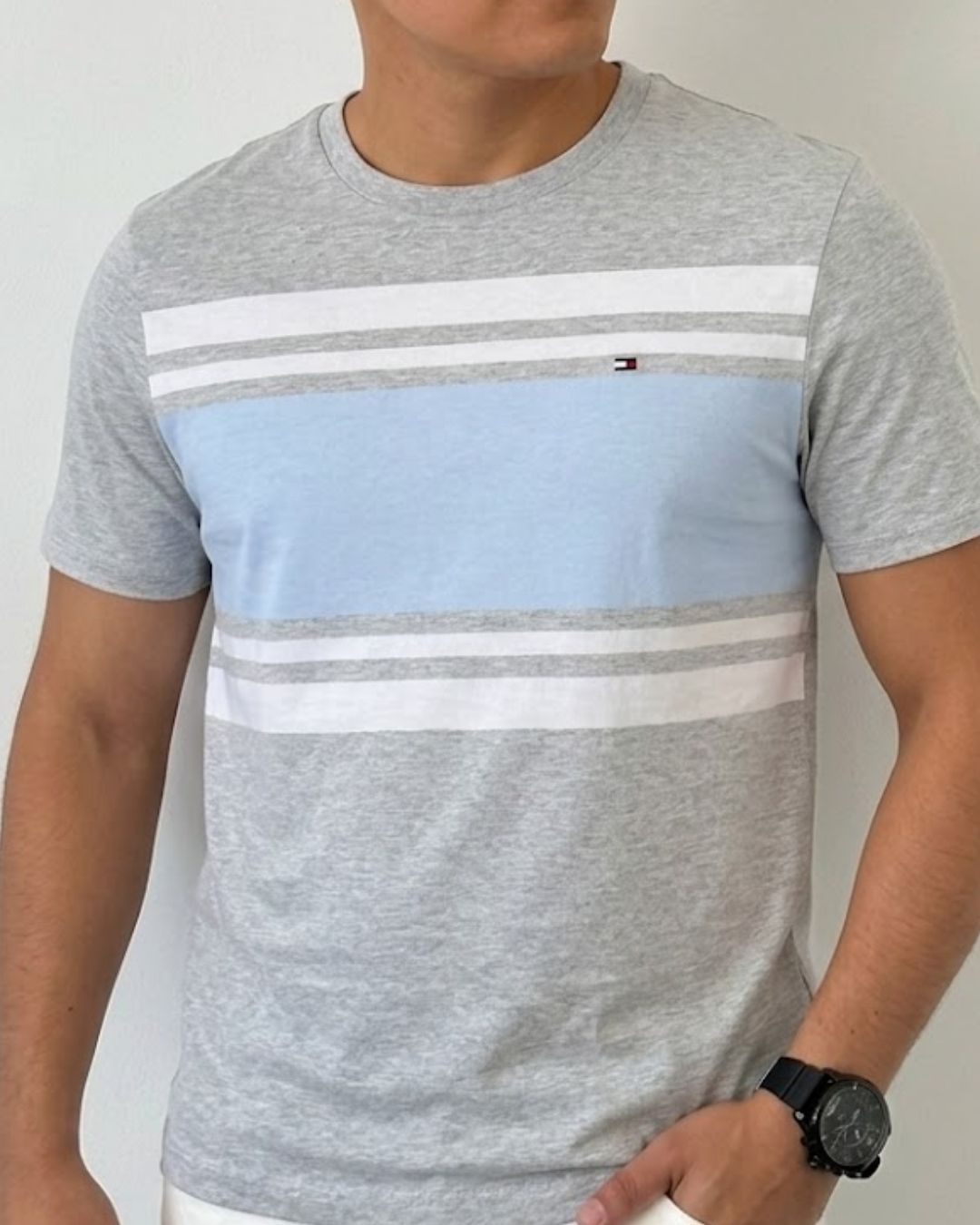 Camiseta Tommy Hilfiger color gris de rayas en bloque