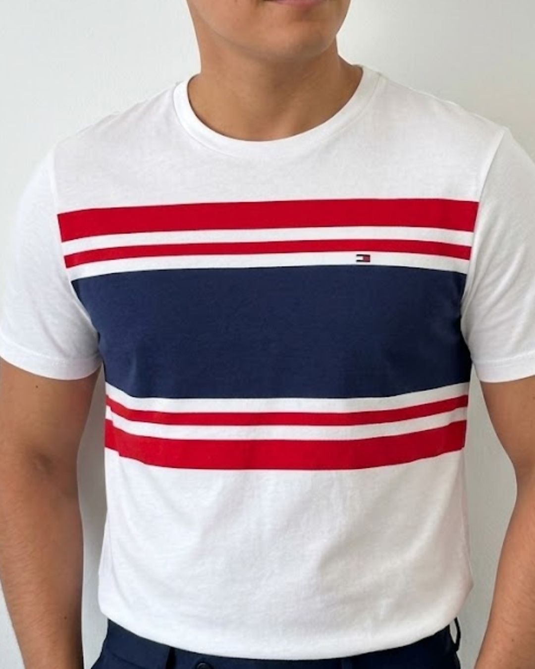 Camiseta Tommy Hilfiger color blanco de rayas en bloque