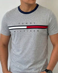 Camiseta Tommy Hilfiger color gris con logo de bandera bordado