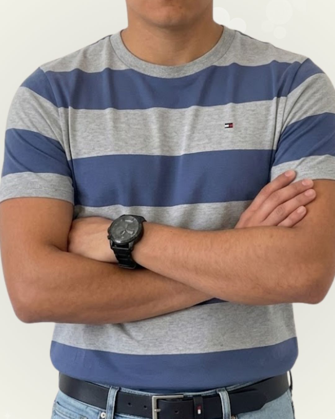 Camiseta Tommy Hilfiger color gris rayas azules