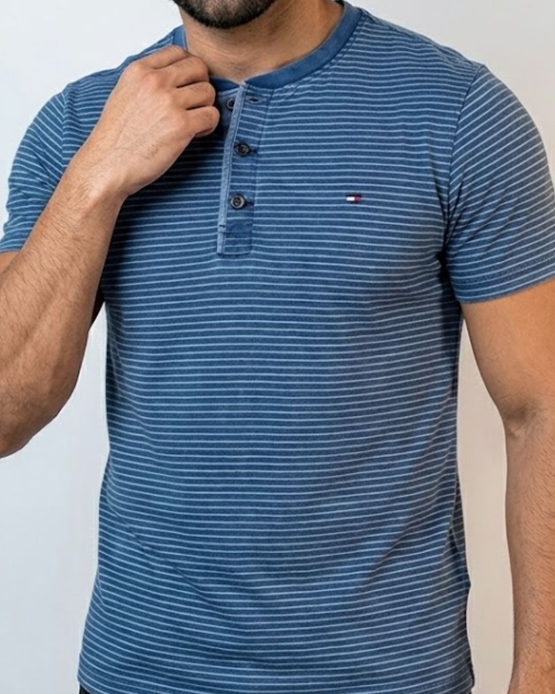 Camiseta Tommy Hilfiger azul a rayas cuello henley