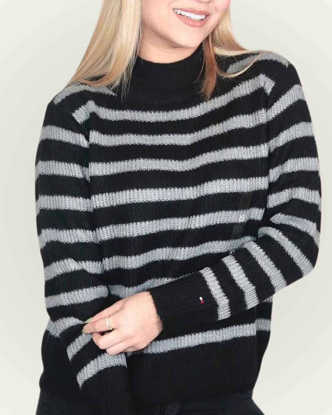 Suéter Tommy Hilfiger color negro rayas grises