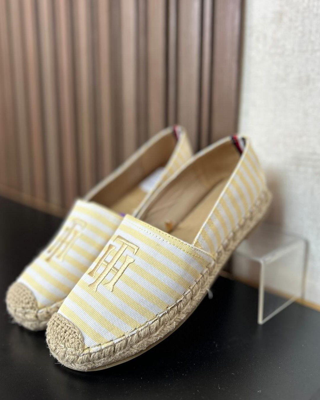 Alpargatas Tommy Hilfiger rayas amarillas