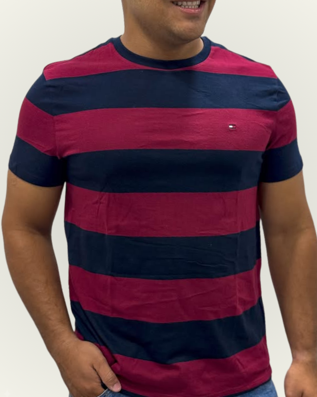 Camiseta Tommy Hilfiger color vino rayas azules