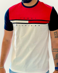 Camiseta Tommy Hilfiger con logo de bandera y bloques de color