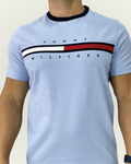 Camiseta Tommy Hilfiger color celeste con logo de bandera bordado