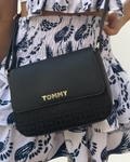 Crossbody Tommy Hilfiger color negro