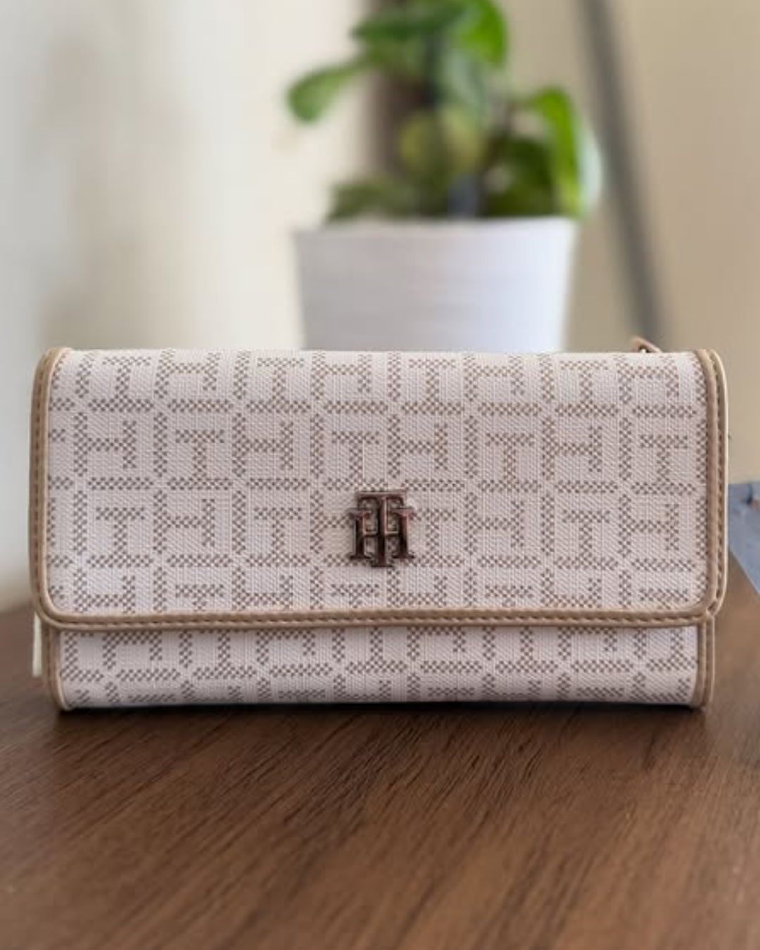 Cartera Tommy Hilfiger color blanco y beige