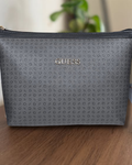 Cosmetiquera Guess color negro