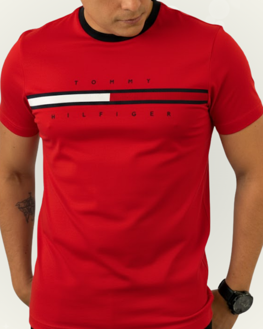 Camiseta Tommy Hilfiger color rojo con logo de bandera bordado