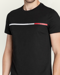 Camiseta Tommy Hilfiger color negro con bandera estampada