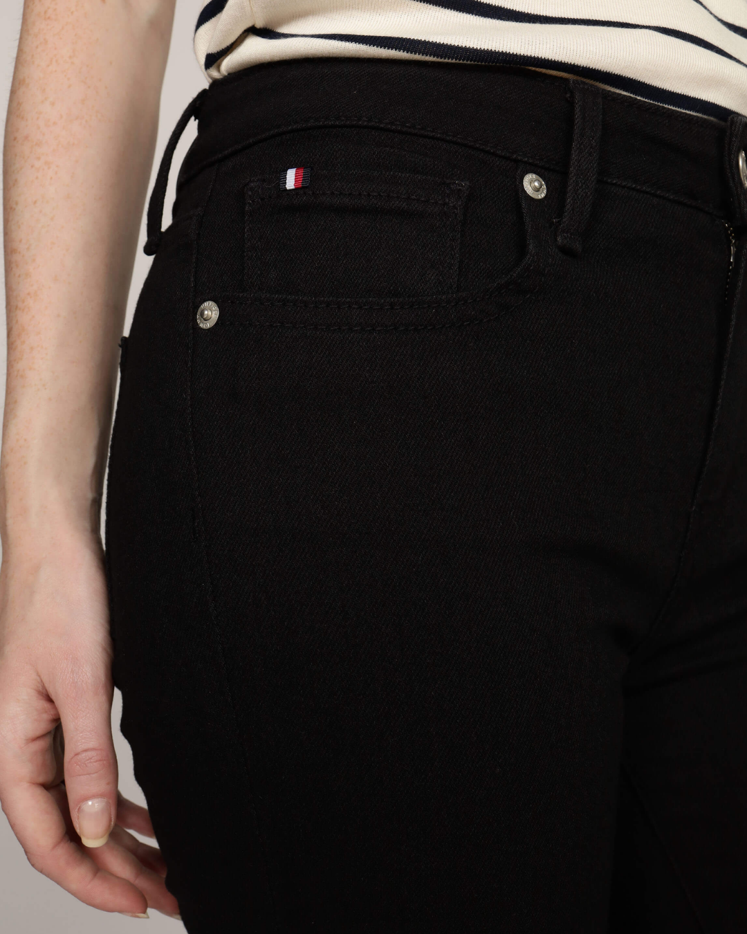 Jeans Tommy Hilfiger color negro